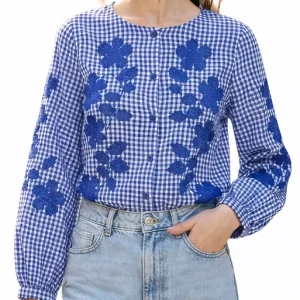 Blusa de cuadros azul con bordado floral y manga larga M88070
